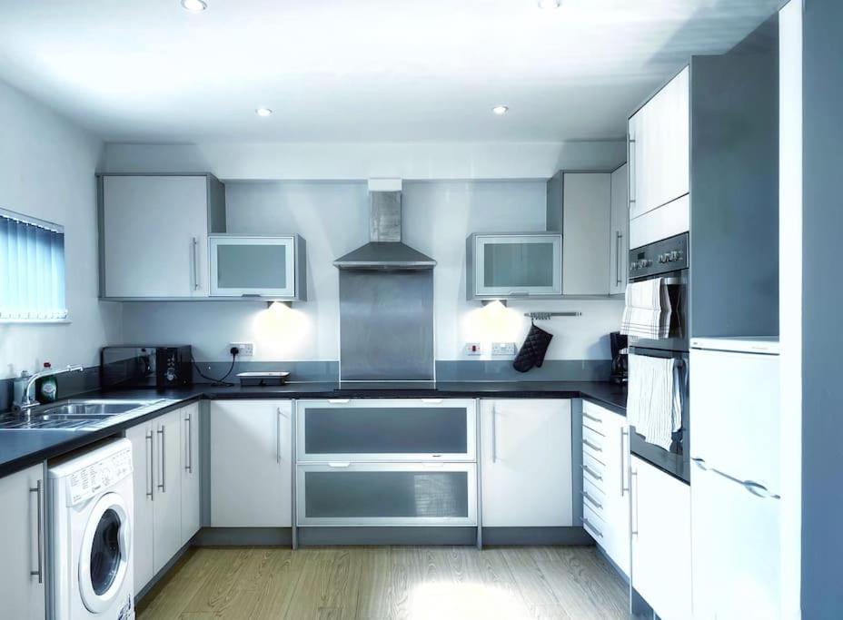 New Luxurious And Business Apt Apartment Swansea Bagian luar foto