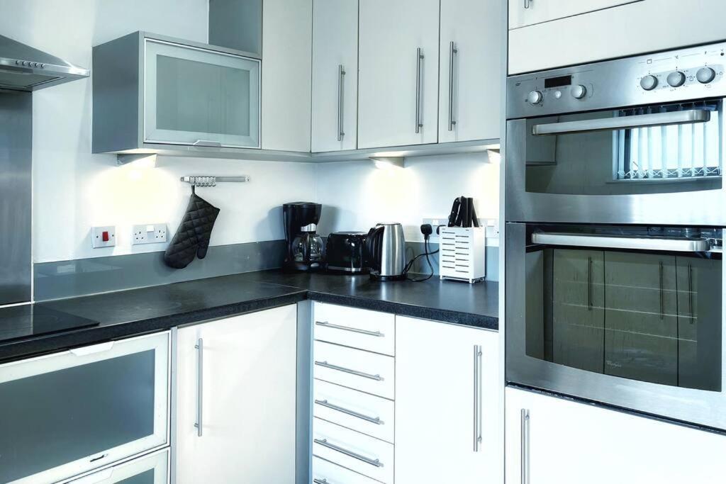 New Luxurious And Business Apt Apartment Swansea Bagian luar foto